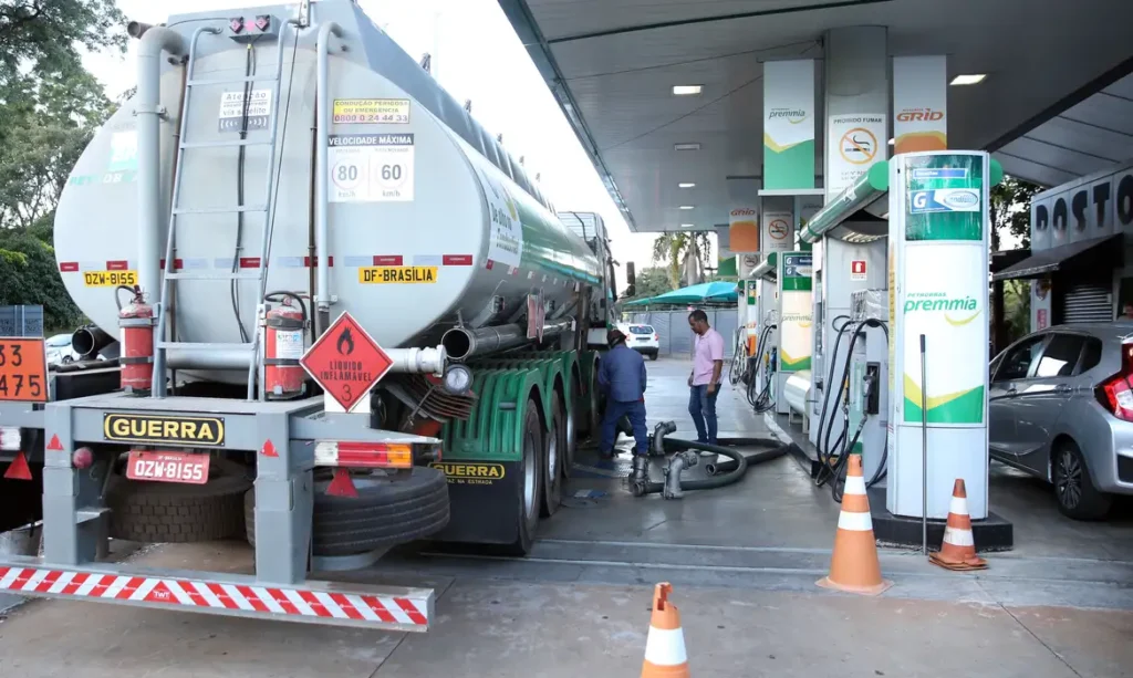 Diesel sobe R$ 1 nas refinarias, mas subsídio evita aumento no preço Diesel