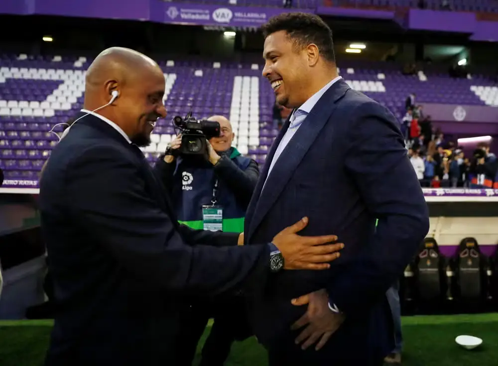 Roberto Carlos e Ronaldo se encontram antes do jogo — Foto: Sergio Perez/Reuters