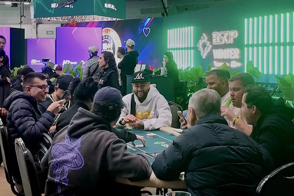 Neymar jogando poker